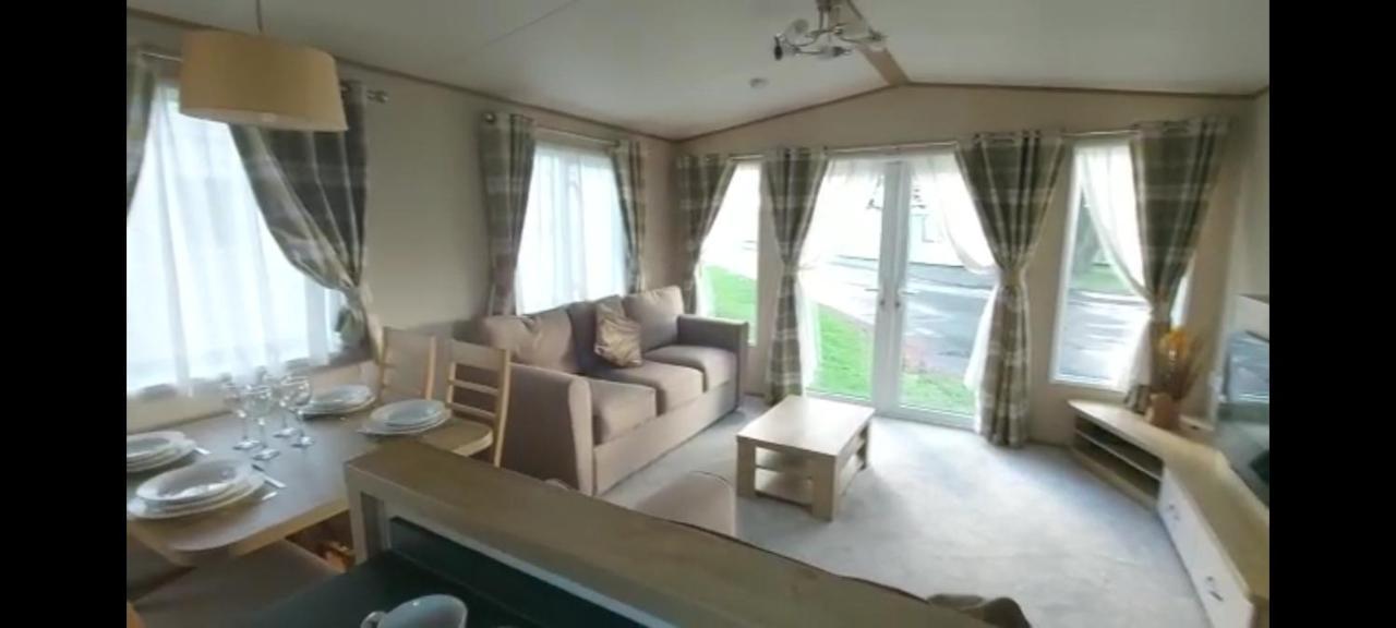 The Lock Castle Gate Carmarthen Bay Parkdean Resort Ferryside Bagian luar foto