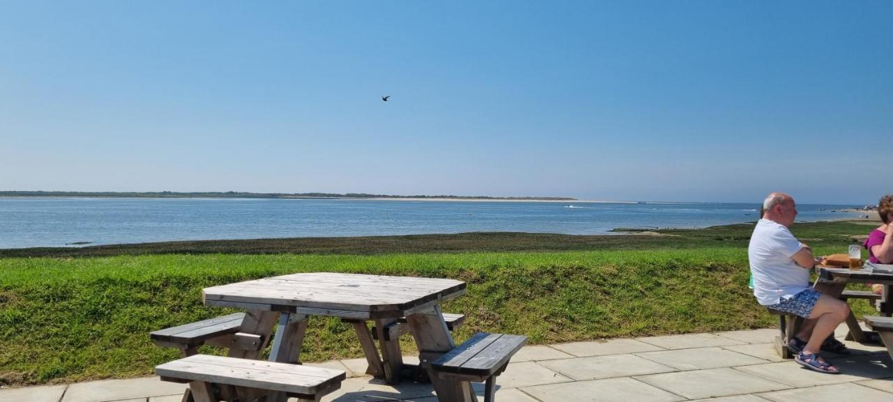 The Lock Castle Gate Carmarthen Bay Parkdean Resort Ferryside Bagian luar foto